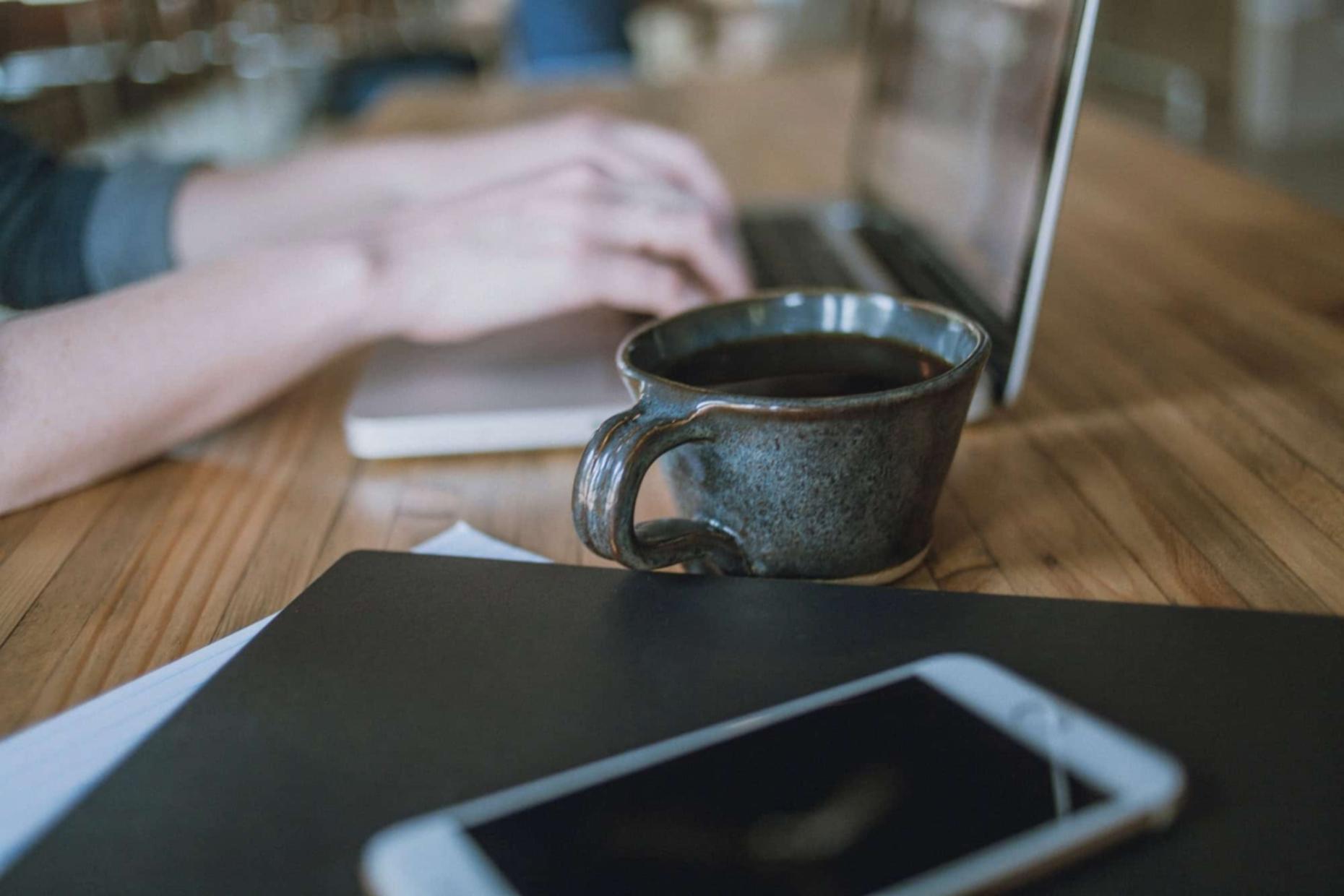 Geschäftsleute analysieren Daten und arbeiten an Betriebsprozessen